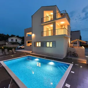 Iva Apartament Vir